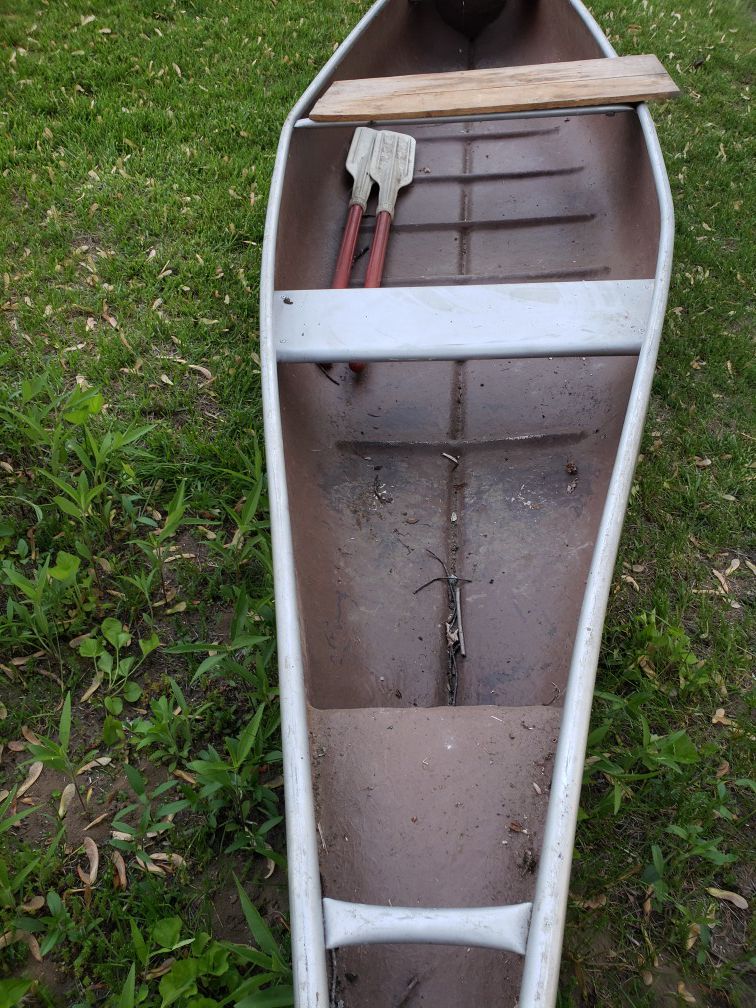 Canoe Sears Last used in 2017 VGC No leaks Do not have paperwork. Oars included. Local pick up only.