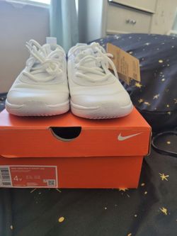 Nike Omni Multi-Court GS Sneakers Size 4Y