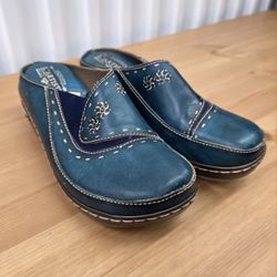 L'Artiste Chino Spring Back Clogs