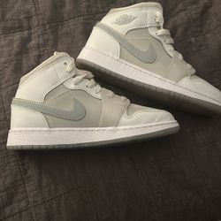 JORDAN 1 MID SE GS 'SUMMIT WHITE METALLIC SILVER' (Youth Size 5)