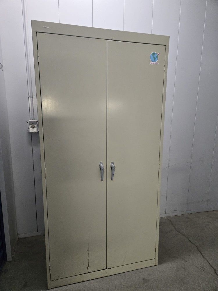 Metal Storage Cabinet With 2 Keys 24 X 36 X 6ft
