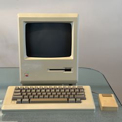 Vintage Apple Computer Macintosh M0001W 512k M0110 Keyboard and M0100 Mouse