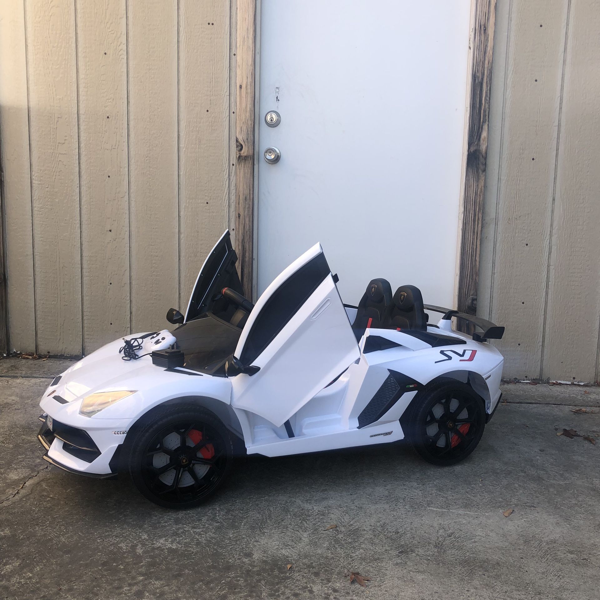 Kids Ride-on White Lamborghini Car w/Remote