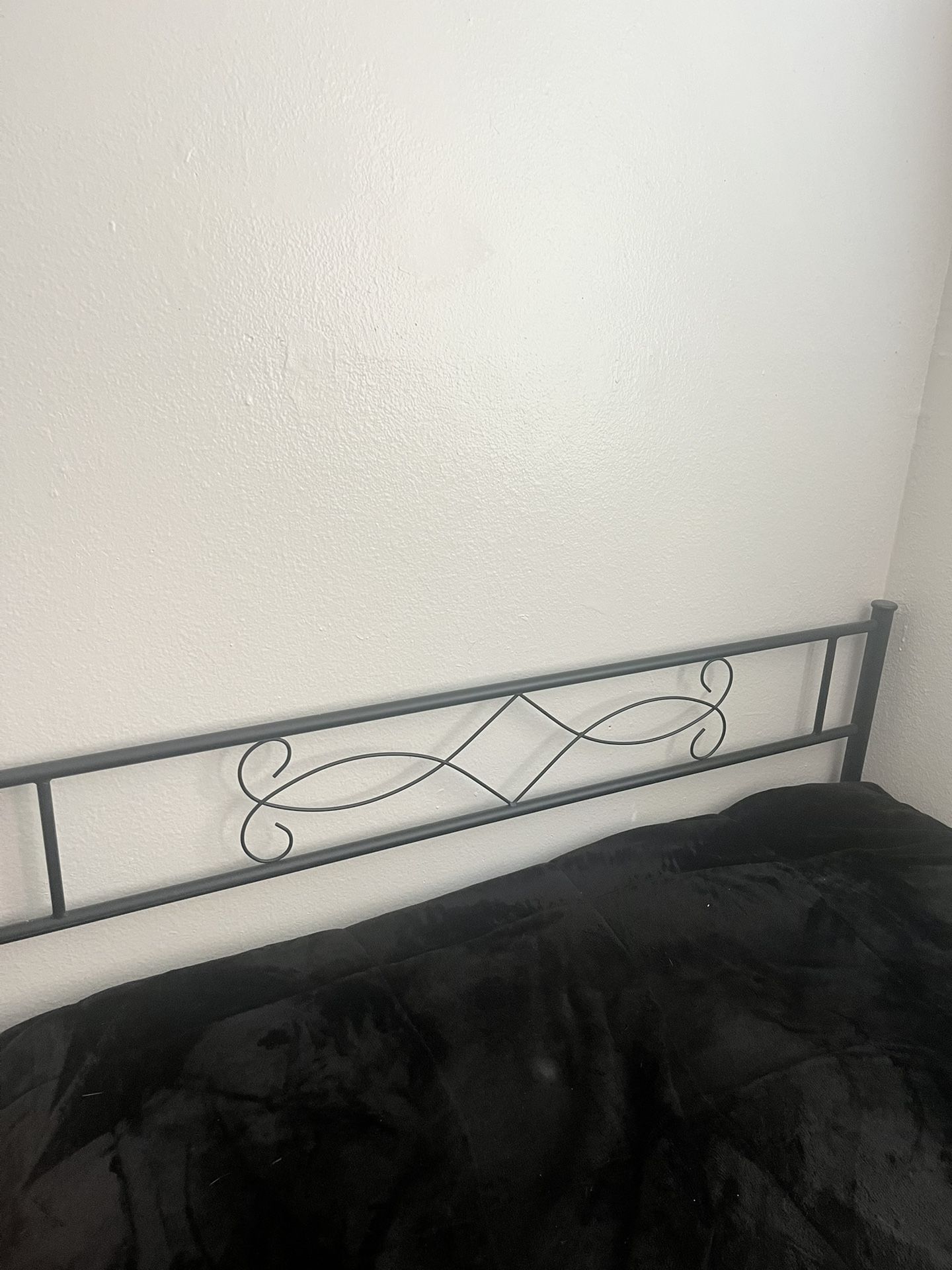 FULLL SIZE METAL BED FRAME