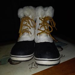 Rain Boot I Never Been Used  Size 9 