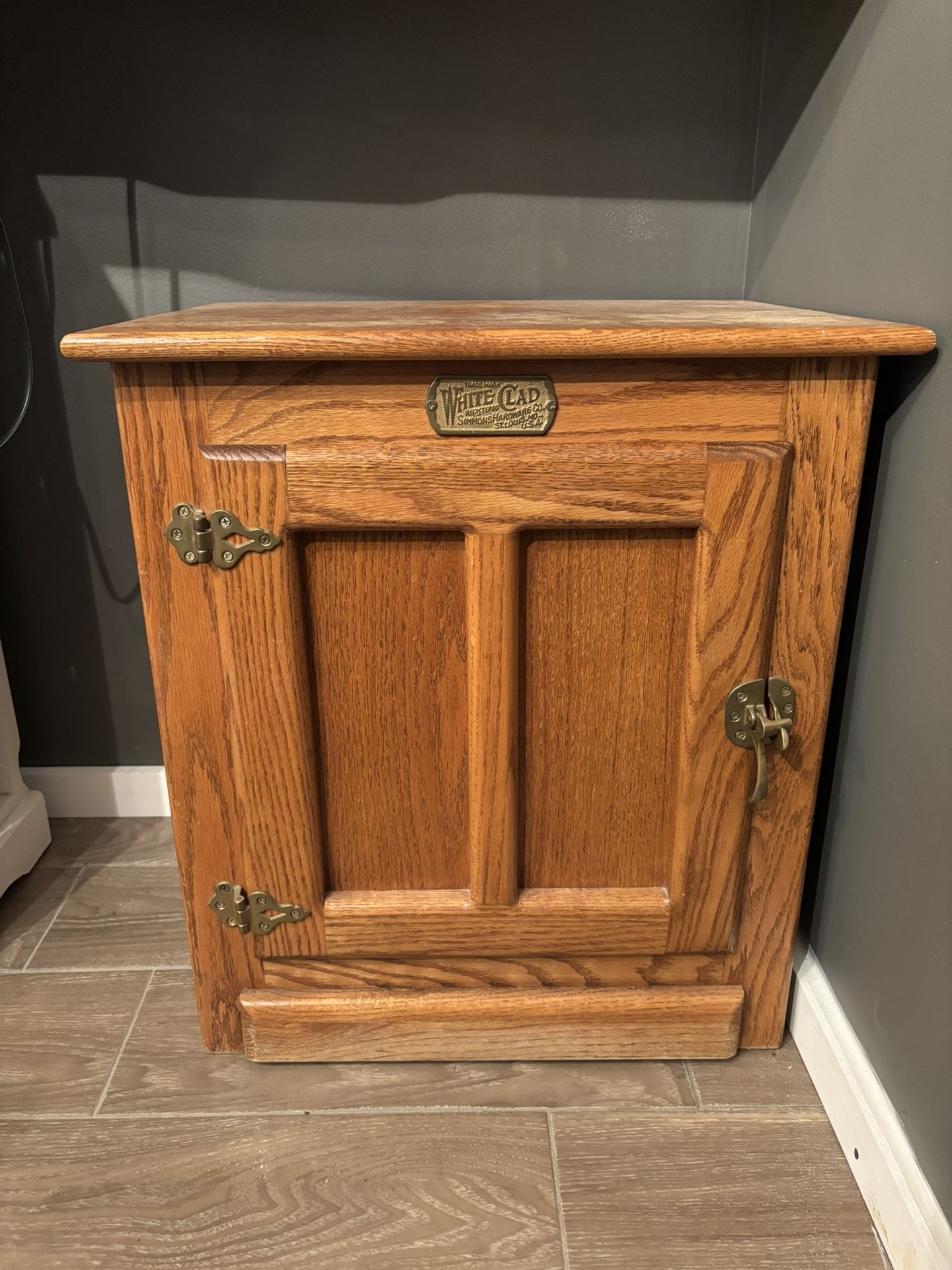 End table/ Ice box style