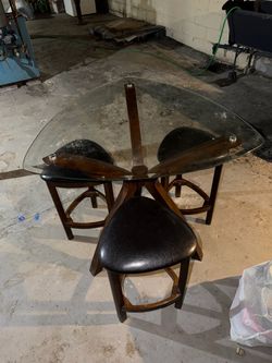 Medium sized glass kitchen table with three barstool chairs Medium sized glass kitchen table with three barstool chairs