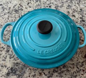 Le Creuset Signature Round Dutch Oven Caribbean-5.5 qt capacity