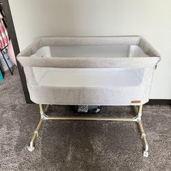Baby bedside bassinet