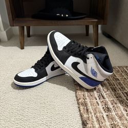 Good condition overall.   Worn a handful of times light creasing but no major flaws.   Blue suede heel panel, white leather base, and black overlays. 