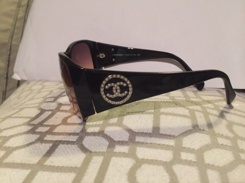 Authentic CHANEL CC Mother of Pearl Sunglasses w Case for Sale in  Atlanta, GA - OfferUp
