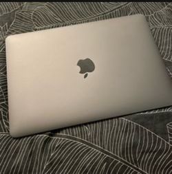 Apple lap top space grey 2018 like new
