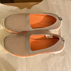 Size 8 1/2 SUPER COMFORTABLE 