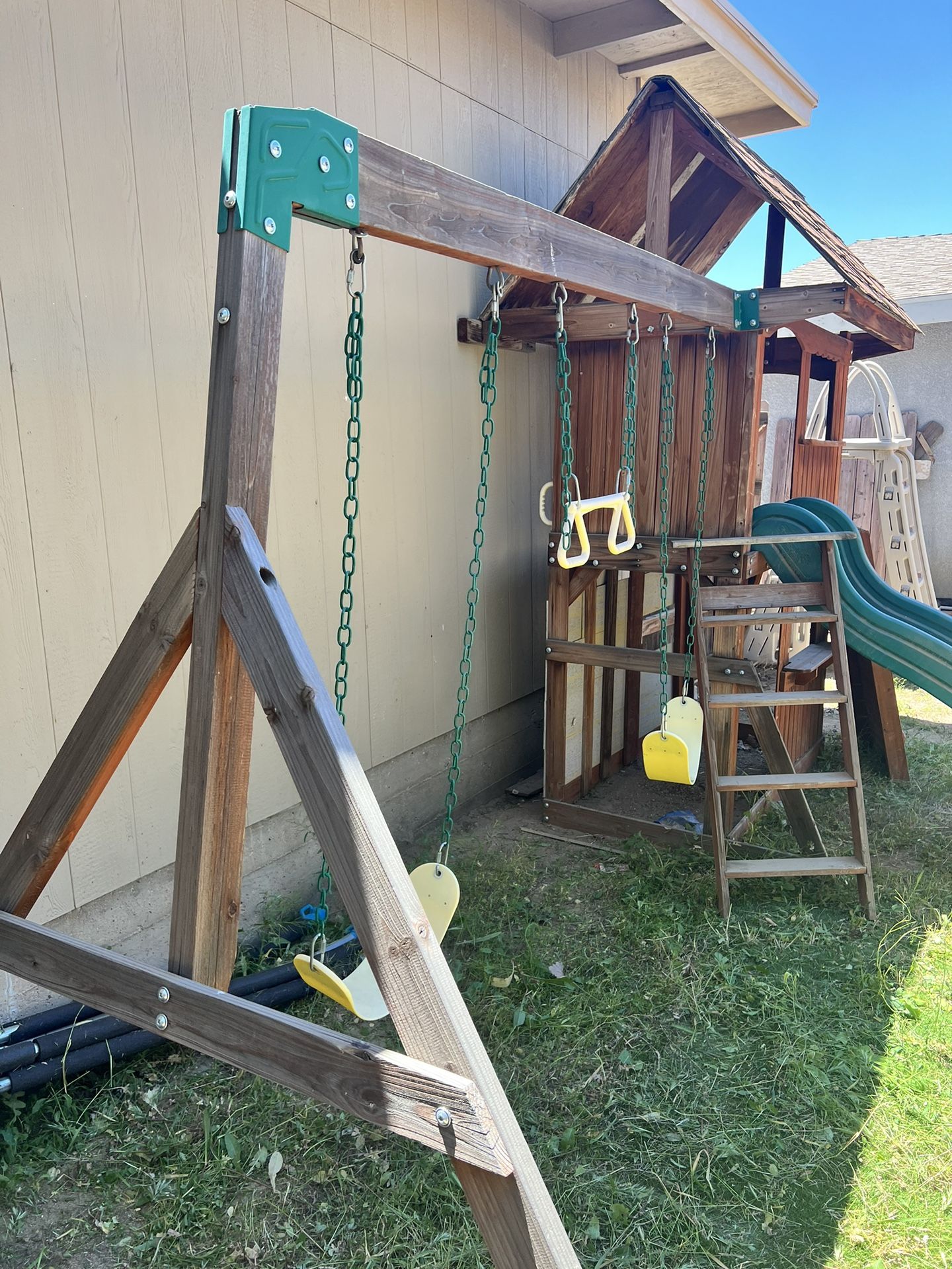 Swing set Clubhouse 