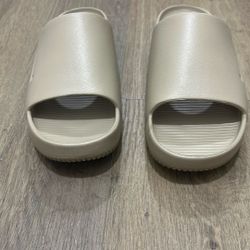 Size 9-10 Nike Calm Slides