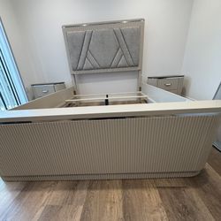 Queen Bed + 2 Nightstand 