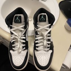 Air Jordan 1 “Green Glow” Size 9.5