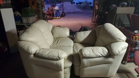 2 leather couches on real good shapeas you can see one is missing2 legs