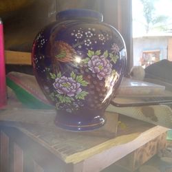 Vtg.cobalt blue coloured vase with golden peacock asian japan excellent piece. 