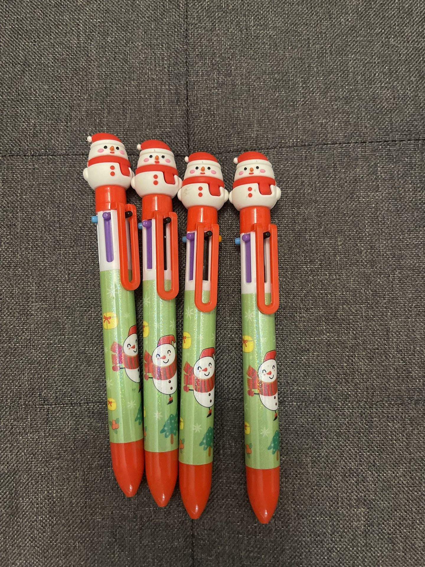 Christmas-themed multicolor ballpoint pens ๐๏ธ