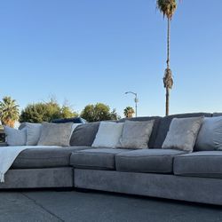 ✨ Spacious - Plush Custom Sectional Couch - Delivery Available 🚚