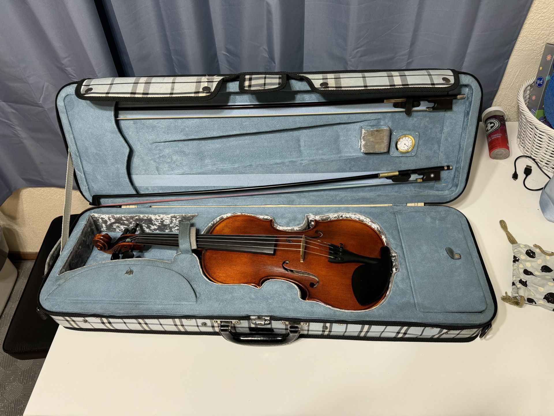 violin - 4/4, andreas eastman, comes with shoulder rest, two bows, rosin and set of strings 