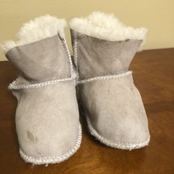 Pawz Baby Girl Leather Booties With Sherpa Fleece Lining, Size M, Infant Baby Maybe Around 1-1.5 Year Of Age. 