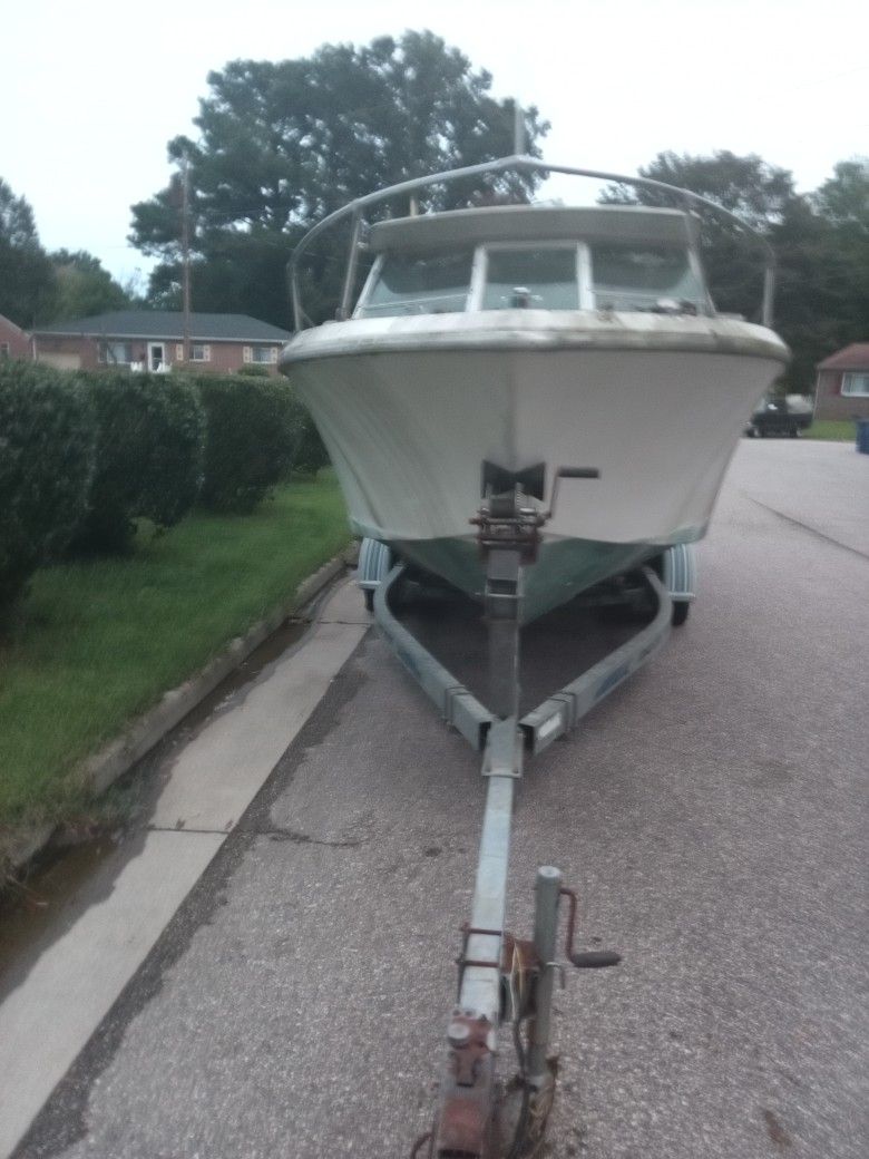 Great Project Boat For Sale ....Trailer Is In Great Condition I Do Have Two Tires For Trailer . Boat Does Have Title Make An Offer π«΄π