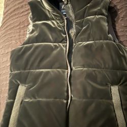 women vest size small black trail mix