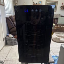 🧊 Haier 8-Bottle Wine Cooler – Thermoelectric | Digital Touch Controls | Great Condition