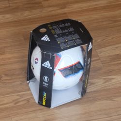 Adidas UEFA Euro 2016 France Fracas Official Match Soccer Ball size 5 
New, with original package. Please see the photos.
UPC 02.
Weight 1lb
