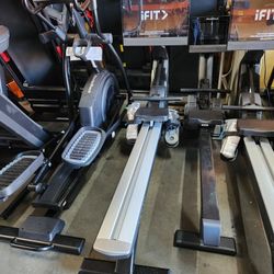 2025 Model Nordictrack RW900 Treadmill- 24" screen - swivel - 1000$ 