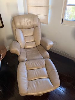 2 swivable lounge chairs