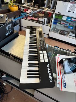 🎹 M-Audio Oxygen 61 USB MIDI Keyboard Controller – 61 Keys w/ Pitch Wheel &