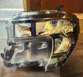 2025 Ford Maverik Pickup left headlight