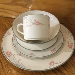 40 Pc Place Setting For 8  People