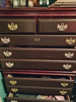 Nice Cherry Wood Dresser Standin