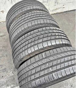 Set 205/55-16 Michelin con el 80% de vida