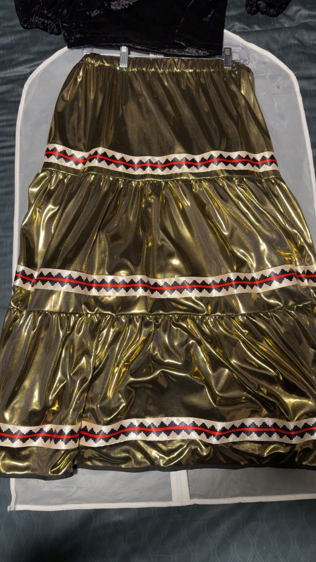 Golden skirt Or Black Shirt