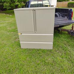 Metal Cabinet / Filing Cabinet