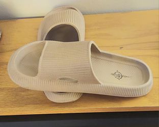 2 Ojotas De Mujer Color Crema  10 Y Otra En Negra 9. Pickup Only. 