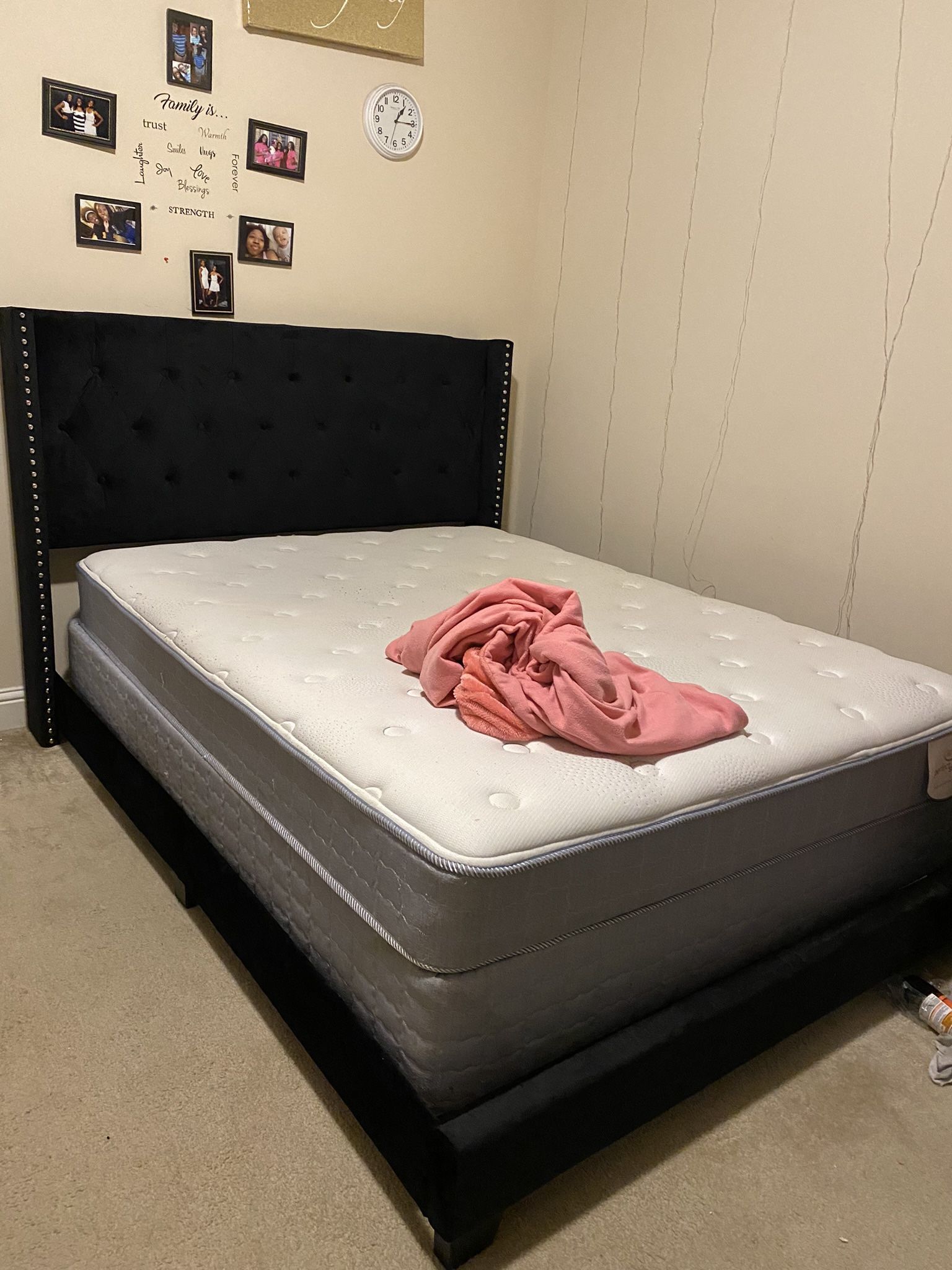 Upholstered Platform Bed 