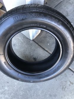 Una Llanta P205/65R15 Bridgestone