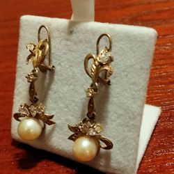 Beautiful 10K Gold Pearl Earrings