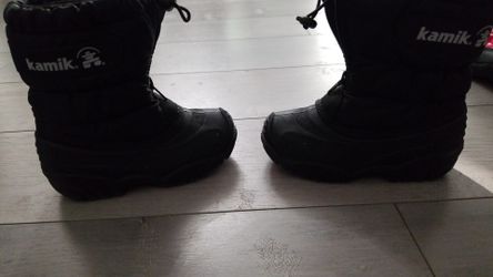 Snow boots small kids size 9