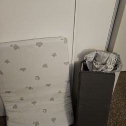 Crib And Mattress With Sheets