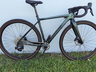 🚴🏻 Scott Addict Gravel Carbon Bike – Size XS / 49  Built for riders who demand speed, comfort, and versatility, this Scott Addict Gravel is a premiu