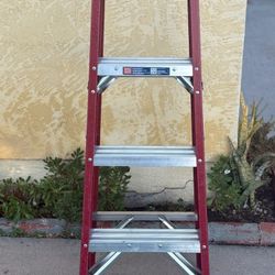 4FT WERNER STEP LADDER 225 LB WEIGHT CAPACITY 