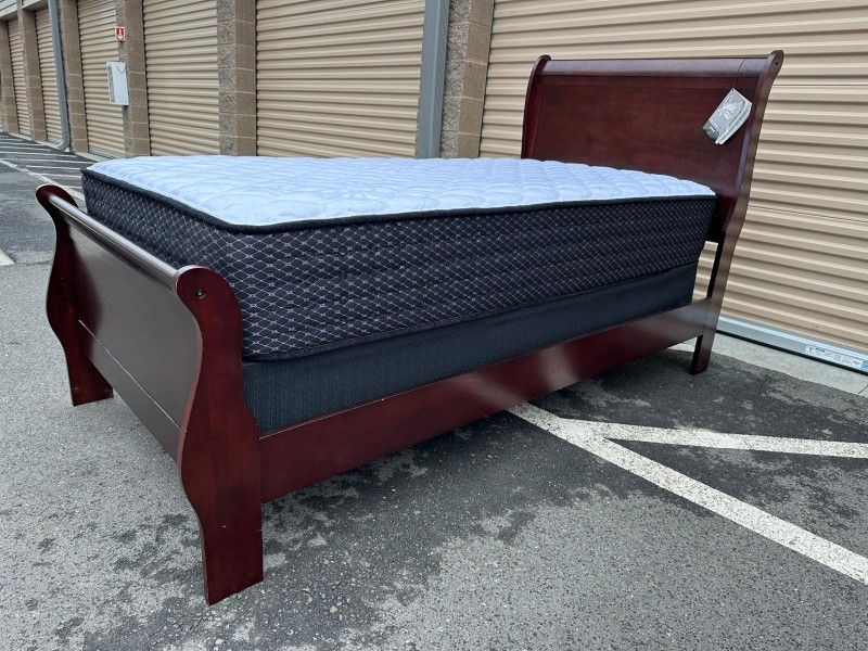 Almost new twin size bed with mattress/casi nueva cama tamaño individual con colchon