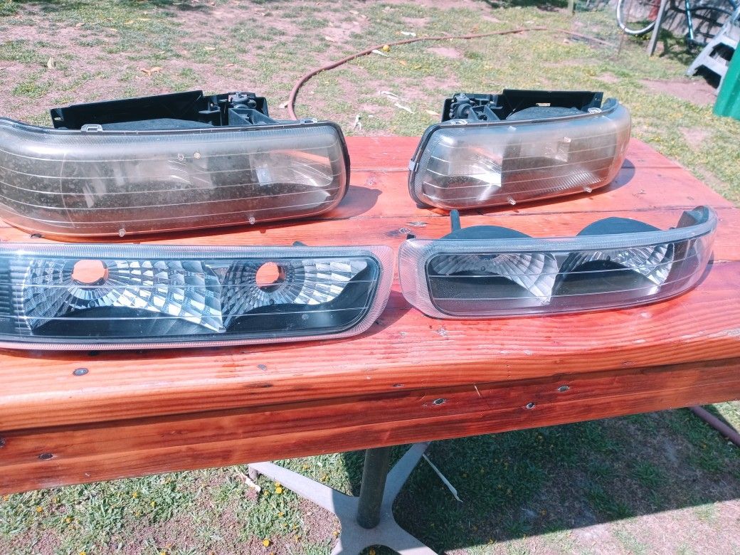 Head Lamps Used But Good Of 2004 Chevy Tahoe